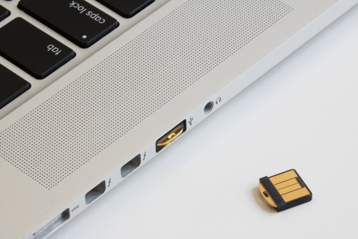 YubiKey 5 Nano - USB-A, klíč/token s vícefaktorovou autentizaci, podpora OpenPGP a Smart Card (2FA)_469421864