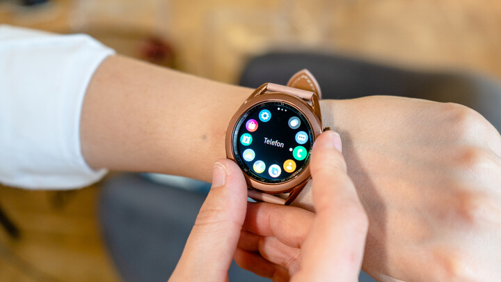 Nejluxusnější chytré hodinky od Samsungu dorazily do Česka
