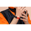 Xiaomi Mi Band 6 se naučil bezkontaktní platby. Cena potěší