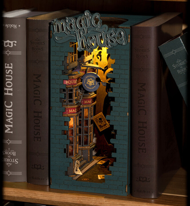 Stavebnice RoboTime miniatura domečku Kouzelnická ulička, zarážka na knihy, dřevěná, LED_1097520228