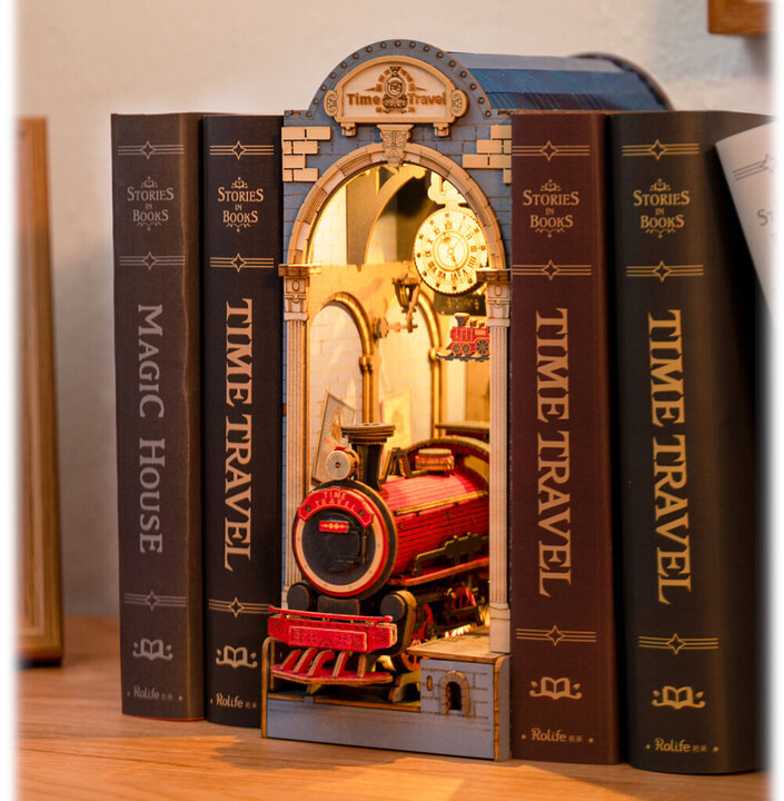 Stavebnice RoboTime miniatura domečku Kouzelnické nádraží, zarážka na knihy, dřevěná, LED_1545442318