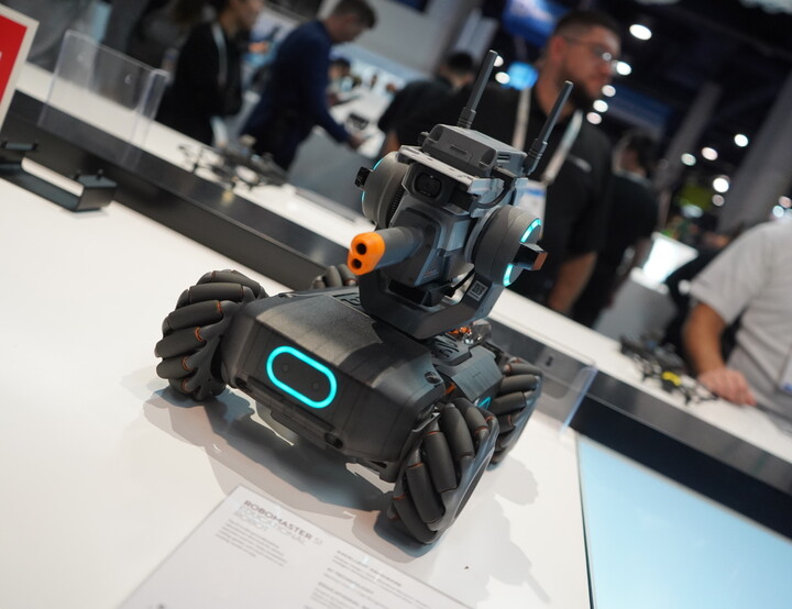 CES 2020: Robotický tank pro malé a velké. Kdo se mu postaví?