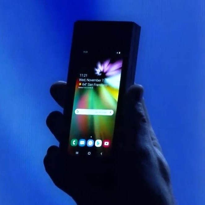 Uvnitř kompaktního mobilu se ukrývá tablet. Samsung odhalil mobilní budoucnost