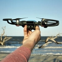 Nejmenší dron od DJI se jmenuje Spark. Ovládá se gesty i mobilem