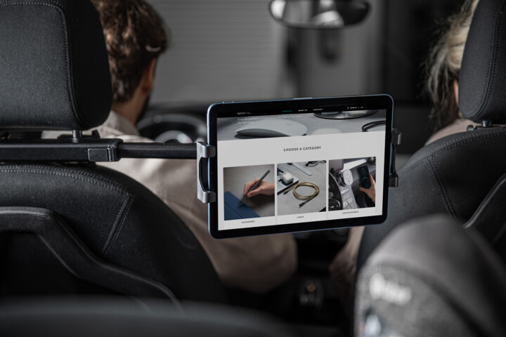 EPICO výsuvný držák do auta pro Apple iPhone &amp; iPad, černá_1844641457