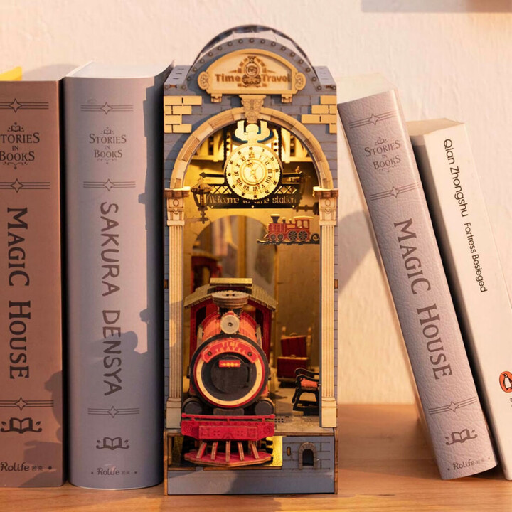 Stavebnice RoboTime miniatura domečku Kouzelnické nádraží, zarážka na knihy, dřevěná, LED_1892538243