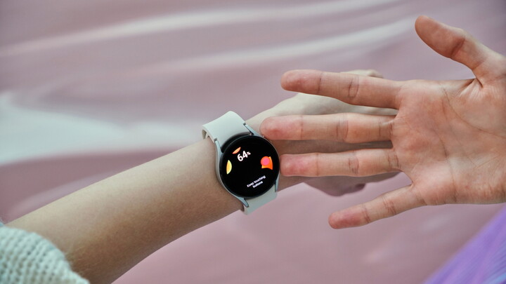 Platit se dá už i chytrými hodinkami od Samsungu