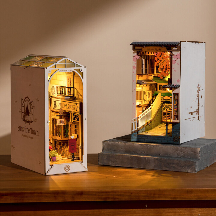 Stavebnice RoboTime miniatura domečku Slunečné městečko, zarážka na knihy, dřevěná, LED_1193630396