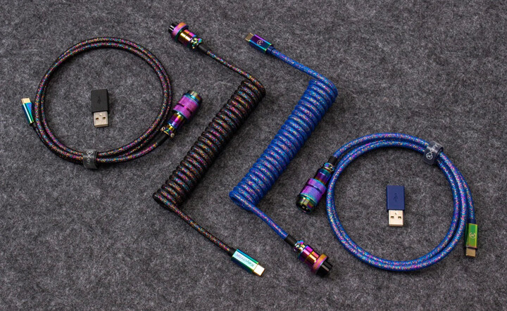 Keychron Premium Coiled Aviator Cable, USB-C/USB-A, 1,08m, modrý/duhový_1727568785