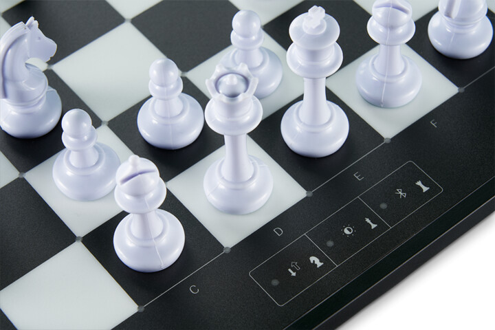 Millenium elektronické šachy eOne das e-Board für die Online-Generation_1003911636