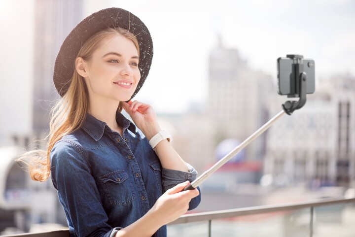 CellularLine Selfie tyč Freedom s funkcí tripodu, černá_620352821