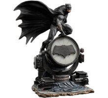 Figurka Iron Studios DC: Zack Snyder's Justice League - Batman on Batsignal Deluxe Art Scale 1/10 101903