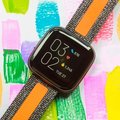 Ovládání hlasem a pětidenní výdrž. Fitbit láká na nové chytré hodinky