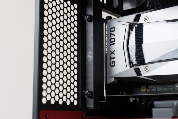 Cooler Master sada pro vertikální montáž grafické karty (včetně Riser karty)_1374404254