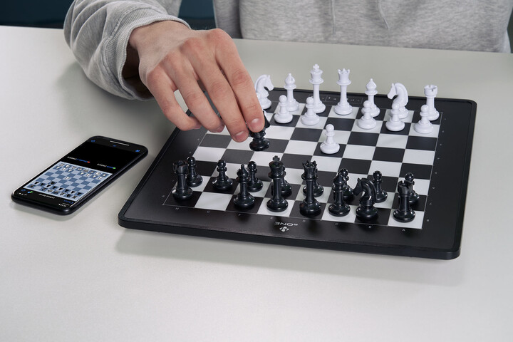 Millenium elektronické šachy eOne das e-Board für die Online-Generation_540593599