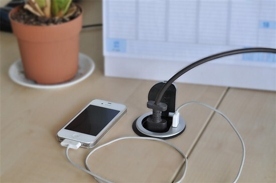 Solight USB vestavná zásuvka s víčkem, prodl. přívod 1,5m, USB 2100mA, stříbrná