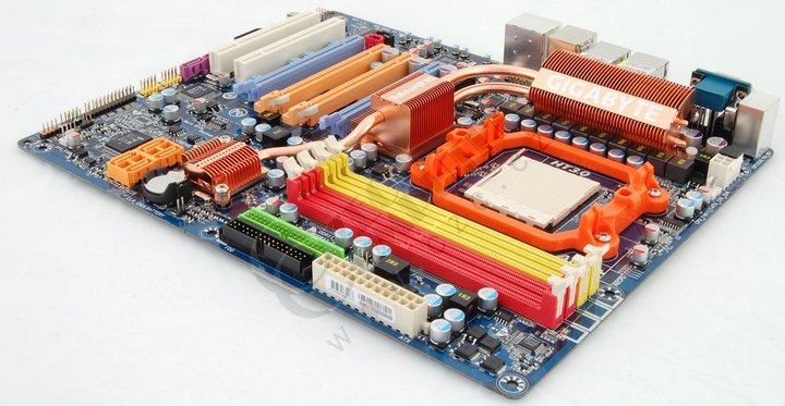 Gigabyte GA-MA790FX-DQ6 - AMD 790FX_553996156