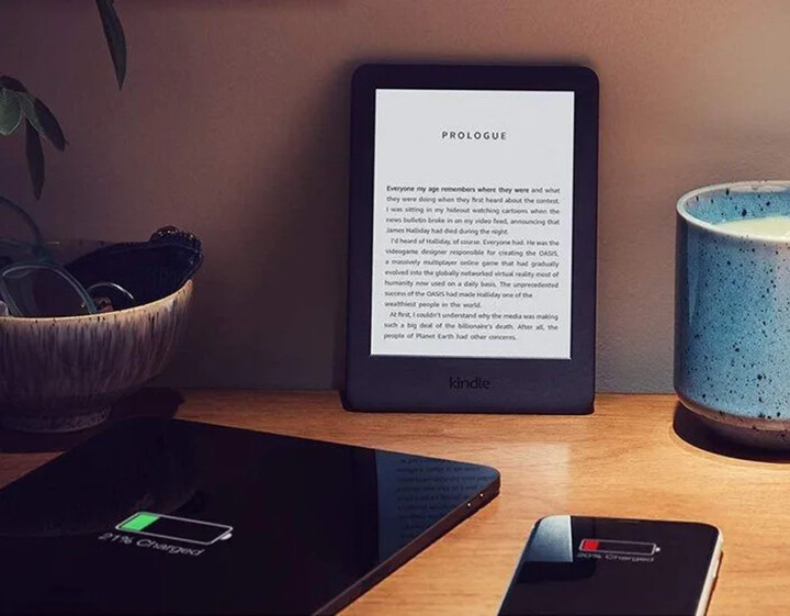 Amazon New Kindle 2020 8GB, černá + modré pouzdro - sponzorovaná verze_1997960324