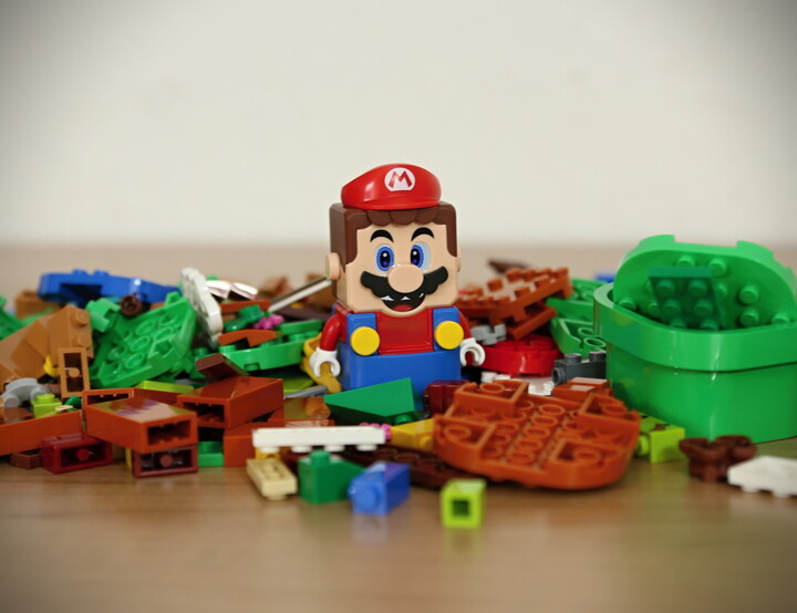 Super Mario dostane parťáka. Luigi míří do světa kostek