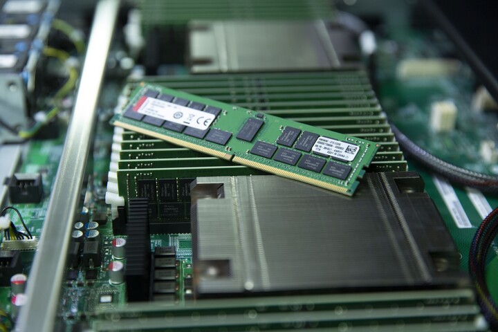 Kingston Server Premier 32GB DDR4 2933 CL21 ECC Reg, Rx4, Micron_645067956