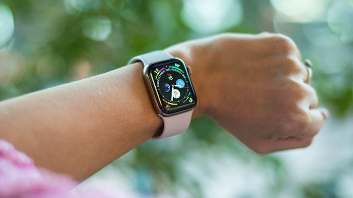 Apple Watch umí měřit EKG. I v Česku