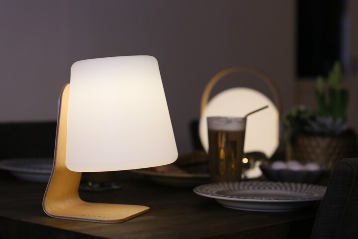 Repro Mooni Table Lamp, přenosné, bezdrátové, bílá v hodnotě 3 675 Kč_267891628