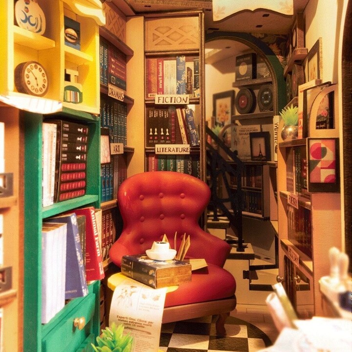 Stavebnice RoboTime miniatura domečku Knihkupectví, zarážka na knihy, dřevěná, LED_1361640515