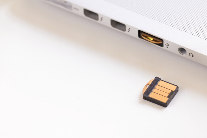 YubiKey 5 Nano - USB-A, klíč/token s vícefaktorovou autentizaci, podpora OpenPGP a Smart Card (2FA)_901663609