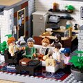 LEGO® ICONS 10291 Queer tým – byt „Úžo Pětky“ v hodnotě 2 699 Kč_1477146778