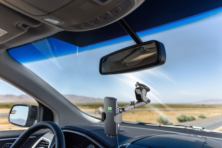 CellularLine univerzální držák do auta Hug Air s bezdrátovým nabíjením, 15W, černá_1171568308
