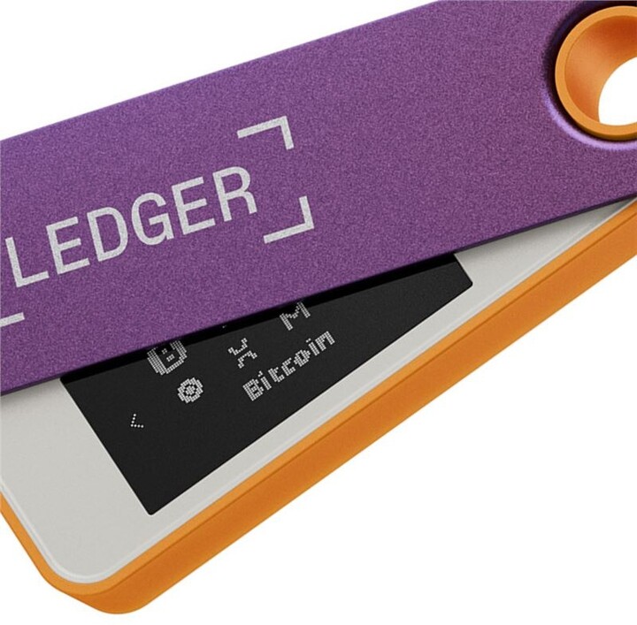 Ledger Nano S Plus Retro Gaming, hardwarová peněženka na kryptoměny_720358851