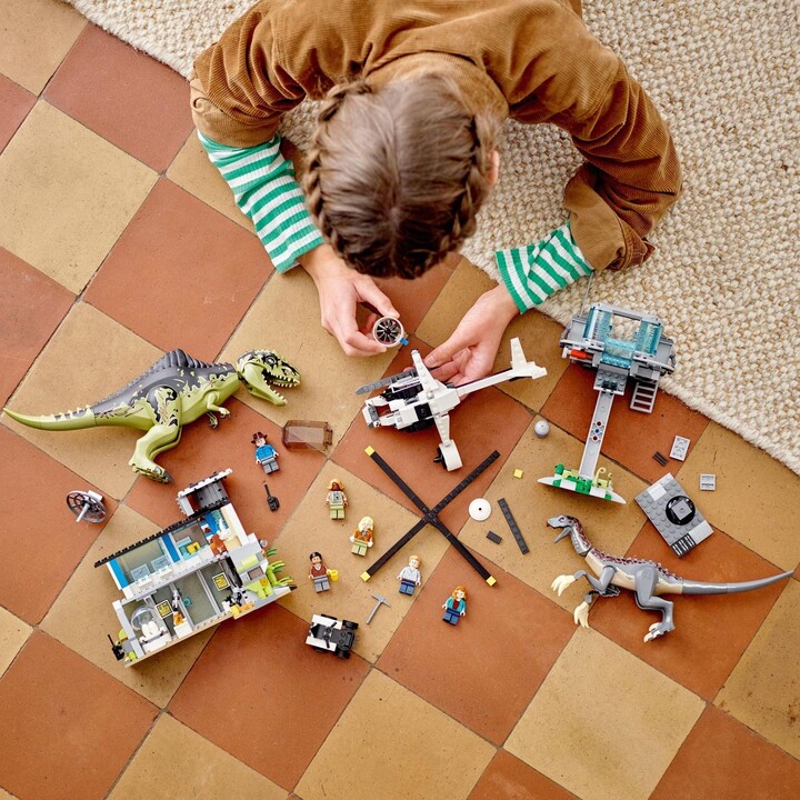 LEGO® Jurassic World 76949 Útok giganotosaura a therizinosaura_2042727223
