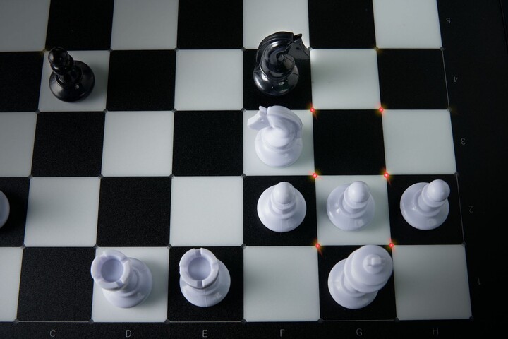 Millenium elektronické šachy eOne das e-Board für die Online-Generation_208293979