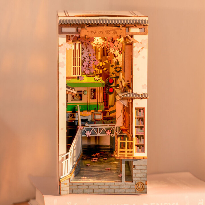 Stavebnice RoboTime miniatura domečku Sakurová ulička, zarážka na knihy, dřevěná, LED_139088186