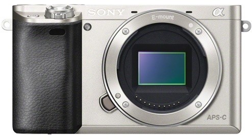 Sony Alpha 6000 + 16–50mm, stříbrná