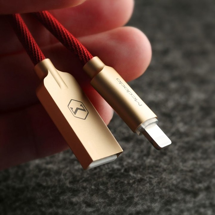 Mcdodo Knight datový kabel Lightning s inteligentním vypnutím napájení, 1.2m, červená_663559571