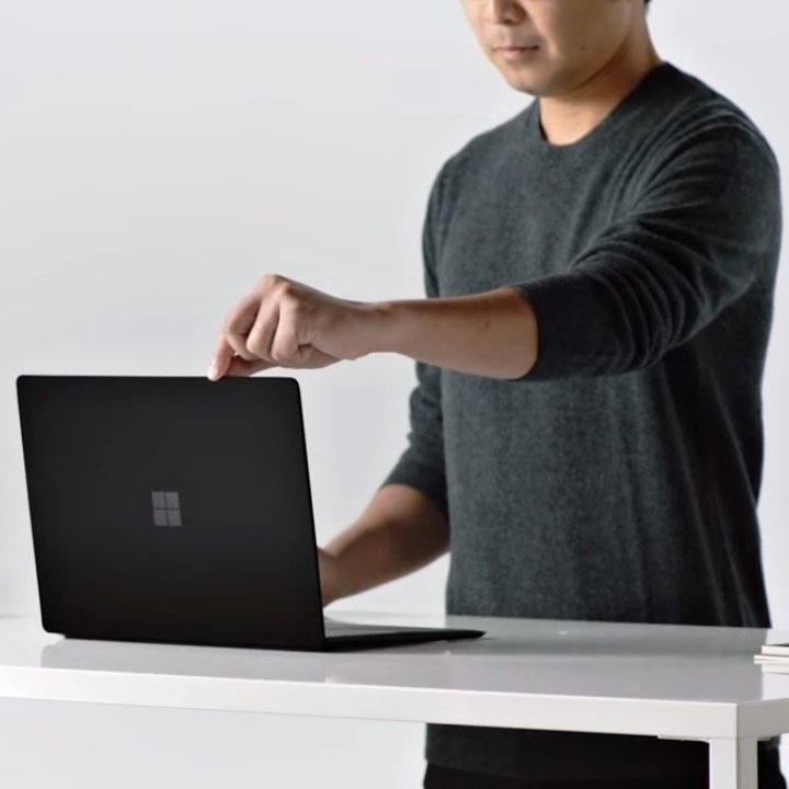 Microsoft vylepšil svoje počítače. Cortana se stěhuje do sluchátek