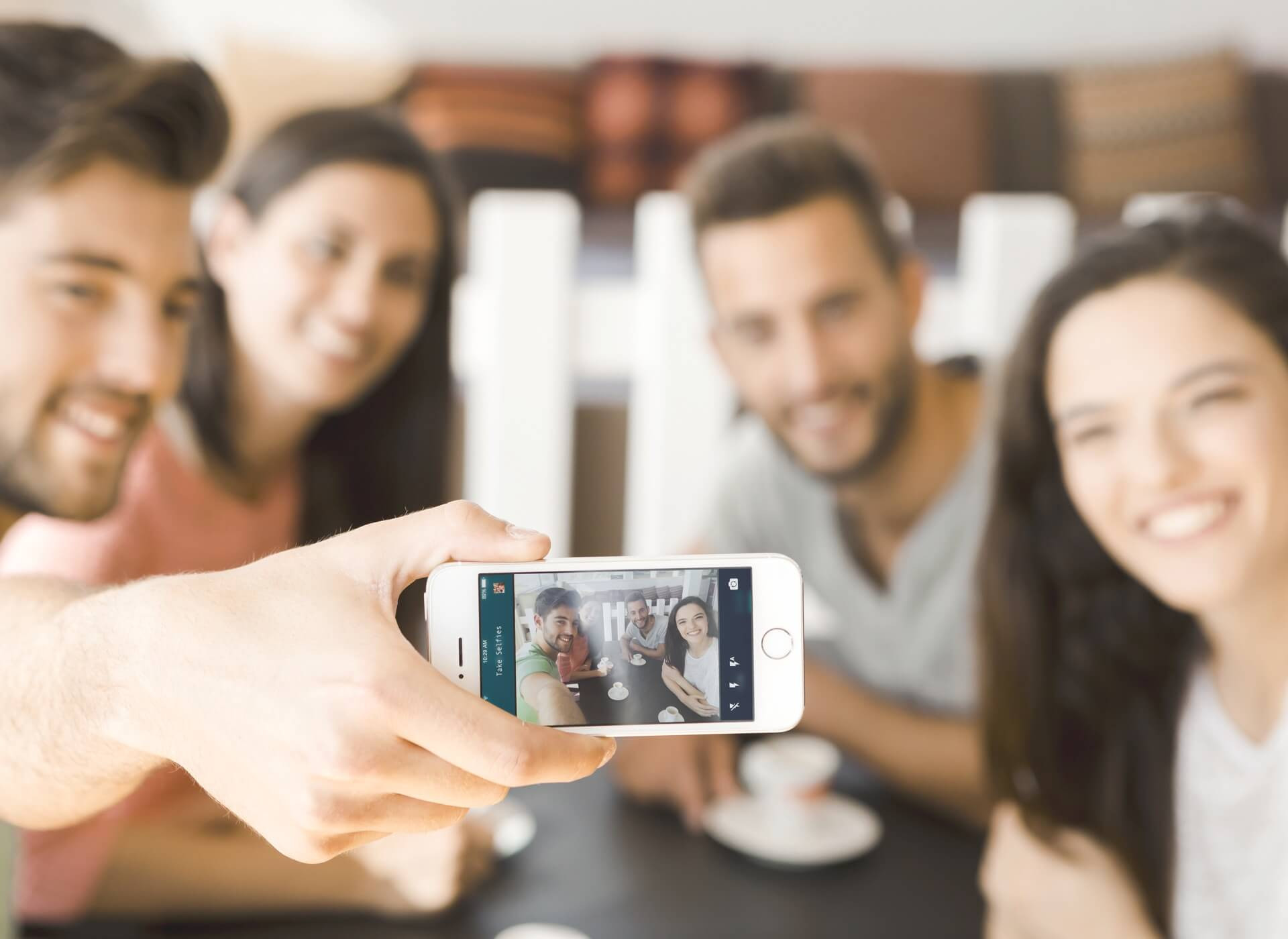 Селфи на фронтальную камеру. Селфи контроль. Человек с телефоном в руке. Селфи на телефон. Селфи контроль.